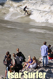 Isar Surfen an der Wittelsbacher Brücke (©Foto:Martin Schmitz)